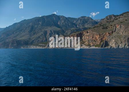 Der Blick vom Wasser auf die Südseite der griechischen Insel Kreta Stockfoto