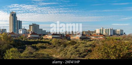 Skyline von Scheveningen vom Oostduinpark aus gesehen, einem modernen Badeort in Den Haag, Niederlande Stockfoto