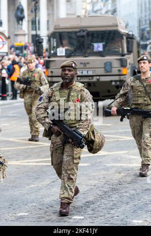 1. Bataillon London Wachen bei der Lord Mayor's Show Parade in der City of London, Großbritannien. Schwarzer männlicher Soldat Stockfoto
