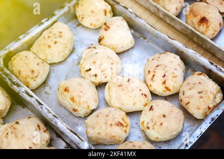 Käsebrot und serviert in Blechdose auf dem Tisch - brasilianische Küche - selektive Konzentration Stockfoto