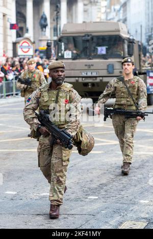 1. Bataillon London Wachen bei der Lord Mayor's Show Parade in der City of London, Großbritannien. Schwarzer männlicher Soldat Stockfoto
