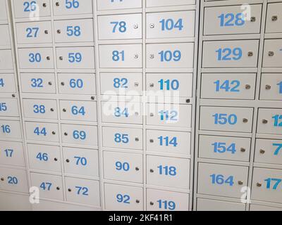 Lagerung mit einzelnen Pfandzellen Boxen mit Nummern in der Bank Stockfoto