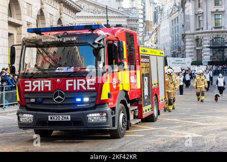 Londoner Feuerwehr bei der Lord Mayor's Show Parade in der City of London, Großbritannien. Mercedes-Benz Atego 1327 Noteinpumpenmotor Stockfoto