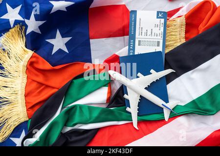 Nationale VAE, US-Flaggen, Spielzeugflugzeug und Pässe Stockfoto
