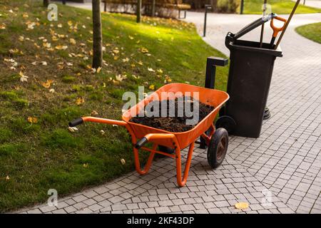Garten-Schubkarre gefüllt mit Erde auf einem Bauernhof Stockfoto