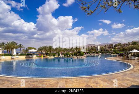 Hauptpool Movenpick Tala Bay Aqaba Jordan Stockfoto