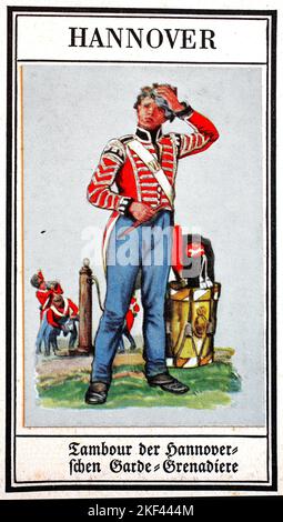 Deutsche Uniformen des 19.. Jahrhunderts, Garde - Infanterie: Hannover, Tambour der Hannoverschen Garde Grenadiere, Historische, digital restaurierte Reproduktion eines Public Domain-Sammlerbildes aus dem frühen 20.. Jahrhundert / Deutsche Uniformen des 19. Jahrhundert, Garde - Infanterie: Hannover, Tambour der Hannoverschen Garde-Grenadiere, Historisch, digital restaurierte Produktion eines gemeinsamen Sammelbildes aus dem frühen 20. Jahrhundert Stockfoto