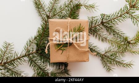 Weihnachtsbaum mit Geschenk-Box und Dekorationen auf hölzernen Hintergrund Platz für Schriftzug Stockfoto