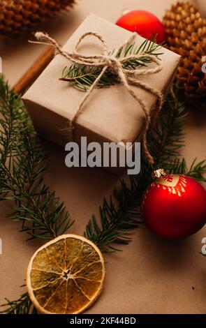 Weihnachtsbaum mit Geschenk-Box und Dekorationen auf hölzernen Hintergrund Platz für Schriftzug Stockfoto