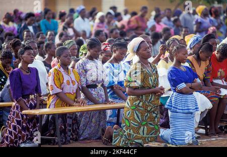 Burkina Faso. Frauen bei einer römisch-katholischen Messe im Freien. Stockfoto