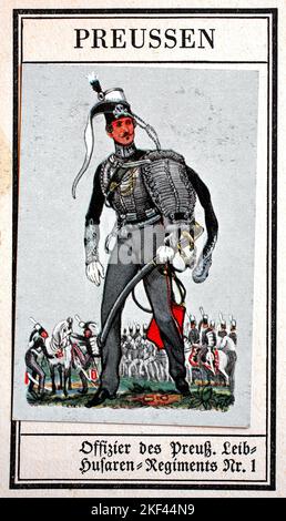 Deutsche Uniformen des 19.. Jahrhunderts, Linien - Kavallerie: Preußen, Offizier des preußischen Leib-Husaren-Regiments Nr. 1, Historische, digital restaurierte Reproduktion eines gemeinfreien Sammlerbildes aus dem frühen 20.. Jahrhundert / Deutsche Uniformen des 19. Jahrhundert, Linien - Kavallerie: Preussen, Offizier des preußischen Leib-Husaren-Regiments Nr. 1, Historisch, digital restaurierte Produktion eines gemeinsamen Sammelbildes aus dem frühen 20. Jahrhundert Stockfoto