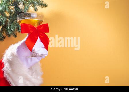 Santa Hände mit Weißwein oder Champagner-Glas, einfache Frohe Weihnachten und Happy New Year Hintergrund, Menü, Weihnachtsfeier Einladung Hintergrund, Meer Stockfoto