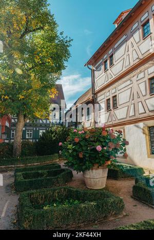 Schöner Garten und altdeutsche Fachwerkhäuser Stadthaus in Bietigheim-Bissingen, Baden-Württemberg, Deutschland, Europa. Altstadt ist Stockfoto