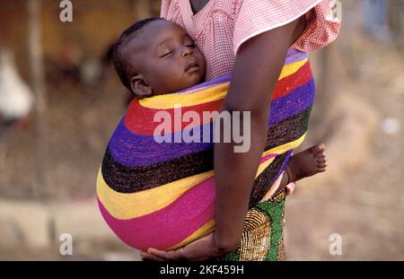Burkina Faso, Baby schläft in einem Tragetuch. Stockfoto