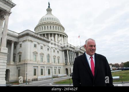 Der designierte US-Repräsentant Ryan Zinke (Republikaner aus Montana) spaziert am Dienstag, den 15. November 2022, im US-Capitol, nachdem er an einer ‘Klasse photo auf dem Capitol Hill in Washington, DC, teilgenommen hatte. Kredit: Cliff Owen / CNP Stockfoto