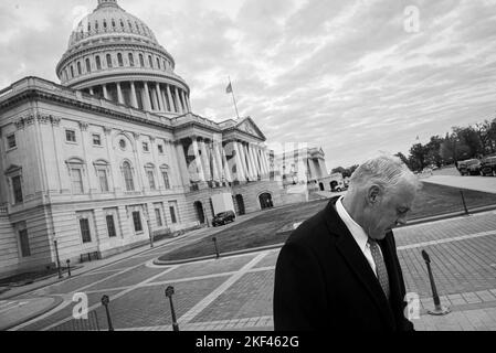 Der designierte US-Repräsentant Ryan Zinke (Republikaner aus Montana) spaziert am Dienstag, den 15. November 2022, im US-Capitol, nachdem er an einer ‘Klasse photo auf dem Capitol Hill in Washington, DC, teilgenommen hatte. Kredit: Cliff Owen / CNP Stockfoto