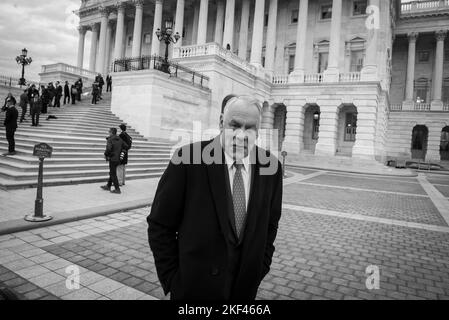 Der designierte US-Repräsentant Ryan Zinke (Republikaner aus Montana) spaziert am Dienstag, den 15. November 2022, im US-Capitol, nachdem er an einer ‘Klasse photo auf dem Capitol Hill in Washington, DC, teilgenommen hatte. Kredit: Cliff Owen / CNP Stockfoto