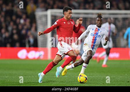 Brennan Johnson aus Nottingham Forest wurde am Samstag, dem 12.. November 2022, von Wilfried Zaha von Crystal Palace während des Premier League-Spiels zwischen Nottingham Forest und Crystal Palace auf dem City Ground, Nottingham, unter Druck gesetzt. (Kredit: Jon Hobley | MI News) Stockfoto