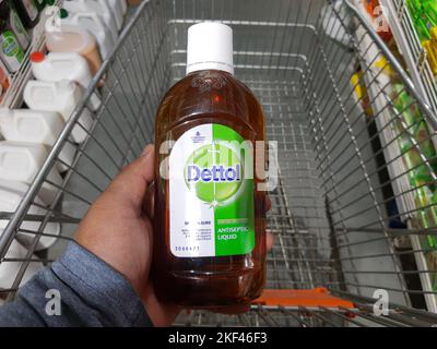 Nahaufnahme der Hände mit einer großen Flasche Dettol Händedesinfektionsmittel Stockfoto