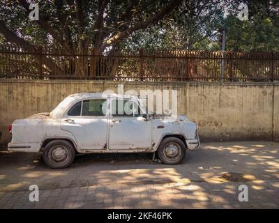 Neu Delhi, Indien - Ein beigefarbenes Oldtimer-Auto des Weißen Botschafters wird auf einer Straße geparkt Stockfoto