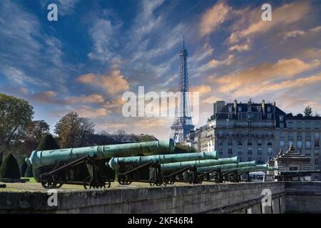 Paris, die Esplanade des Invalides, mit Kanonen, und der Eiffelturm im Hintergrund, touristischer Ort Stockfoto