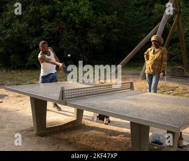 Tischtennis spielen im Mayow Park, lewisham Stockfoto
