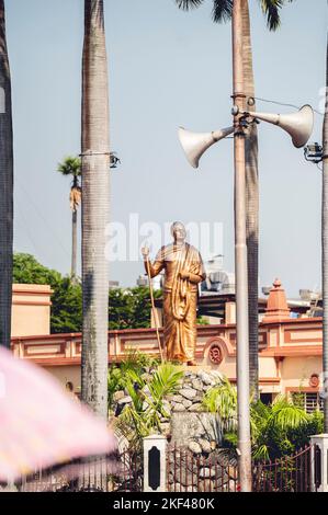 Eine vertikale Aufnahme der Statue von Swami Vivekananda am Hindu-Dakshineswar-Kali-Tempel, Kalkata, Indien Stockfoto