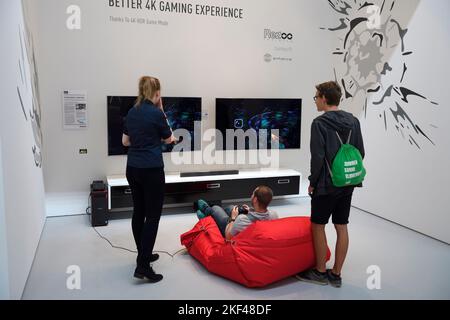 Gardinen und Dekostoffe vor einem Videospiel, Internationale Funkausstellung IFA 2017, Berlin, Deutschland Stockfoto