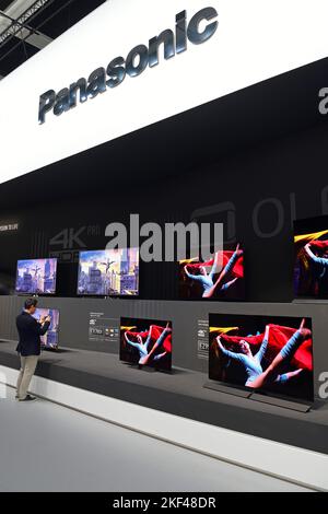 Der Firma Panasonic Flachbildschirme auf der Internationalen Funkausstellung IFA 2017 in Berlin, Deutschland Stockfoto