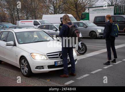 Berlin, Deutschland. 16.. November 2022. Aktivisten der Gruppe "Last Generation" blockieren eine Kreuzung an der Landsberger Allee. Aufgrund der Blockade gab es erhebliche Verkehrsbehinderungen. Quelle: Paul Zinken/dpa/Alamy Live News Stockfoto