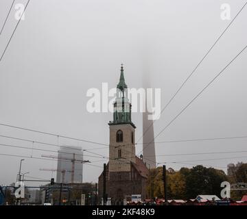 Berlin, Deutschland. 16.. November 2022. Nebel hat den Fernsehturm umhüllt. Besucher des Filmrestaurants werden wahrscheinlich keine gute Aussicht haben. Quelle: Paul Zinken/dpa/Alamy Live News Stockfoto