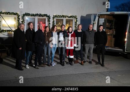 Köln, Deutschland. 15.. November 2022. Vom linken Schauspieler Dietmar BAER, Bär, spielt Kommissar Freddy Schenk, Goetz BOLTEN, Redakteur WDR, Schauspieler Klaus J. BEHRENDT, spielt hauptkommissar Max Ballauf, Schauspielerin Susanne BREDEHOEFT spielt die Rolle von Sybille Jaeger, Schauspielerin Tinka FÜRST, spielt die Rolle von Natalie Foerster, Regisseurin Nina WOLFRUM, Schauspielerin Paula KOBER spielt die Rolle von Jenny Wegner, Kameramann Mathias NEUMANN, Schauspieler Nils HOHENHOEVEL spielt die Rolle von Boris Riede, Dreharbeiten für die Koelner Tatort-Episode 'The Other Last', 15.. November 2022, Quelle: dpa/Alamy Live News Stockfoto