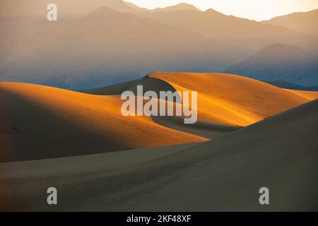 Morgenlicht an den Mesquite Sand Dunes Sanddünen, Death Valley Nationalpark, Kalifornien, USA, Nordamerika Stockfoto