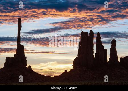 Sonnenaufgang mit Totem Pole im Gegenlicht, Monument Valley, Arizona, USA, Nordamerika Stockfoto