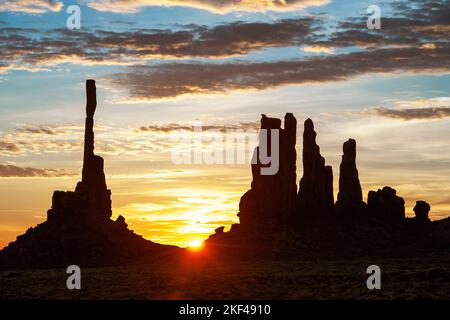 Sonnenaufgang mit Totem Pole im Gegenlicht, Monument Valley, Arizona, USA, Nordamerika Stockfoto