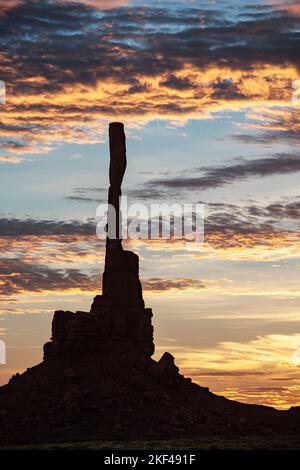 Sonnenaufgang mit Totem Pole im Gegenlicht, Monument Valley, Arizona, USA, Nordamerika Stockfoto