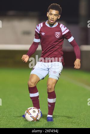 DAGENHAM ENGLAND - NOVEMBER 15 : Junior Robinson von West Ham United während des Premier League International Cup Spiels zwischen West Ham United U21s gegen Stockfoto