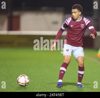 DAGENHAM ENGLAND - NOVEMBER 15 : Junior Robinson von West Ham United während des Premier League International Cup Spiels zwischen West Ham United U21s gegen Stockfoto