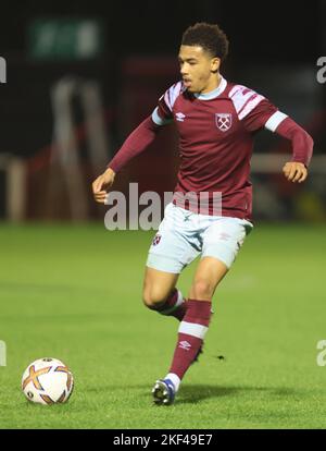 DAGENHAM ENGLAND - NOVEMBER 15 : Junior Robinson von West Ham United während des Premier League International Cup Spiels zwischen West Ham United U21s gegen Stockfoto