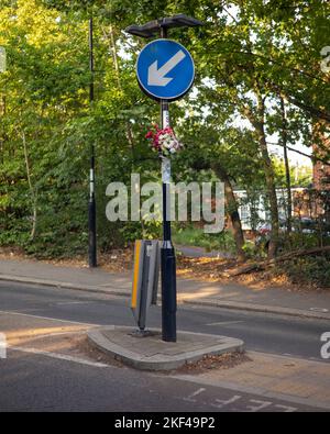 Verkehrsschild mit Gedenkblumen Stockfoto