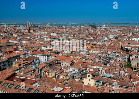 Blick vom Campanile, Glockentrum von San Marco, in Richtung Stadtteil Santa Croce, Venedig, Venetien, Italien Stockfoto