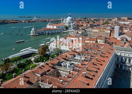 Blick vom Campanile, Glockentrum von San Marco, in Richtung Stadteil Dorsuduro und Giudecca, Venedig, Venetien, Italien Stockfoto