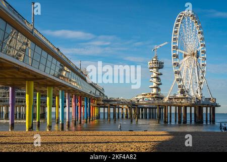 The Hague, Niederlande, 12.11.2022, berühmtes Riesenrad Skyview de Pier am Strand von Scheveningen, eine wichtige Touristenattraktion in Den Haag Stockfoto