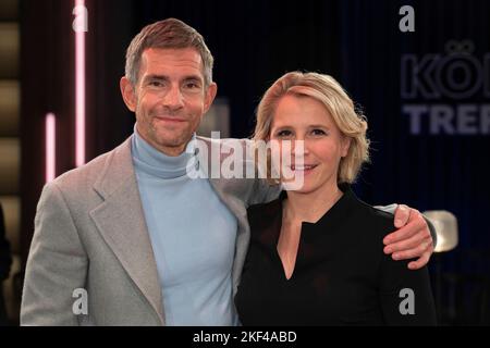 Von links: Micky BEISENHERZ, Moderatorin, Susan LINK, Moderatorin, Moderatorin der Show „Koelner Treff“, im WDR-Fernsehen, 15.. November 2022. Stockfoto