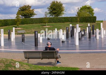 Mann sitzt entspannt auf der Bank von der Milton Keynes Rose in Campbell Park in Milton Keynes, Buckinghamshire, Großbritannien im September MK Stockfoto