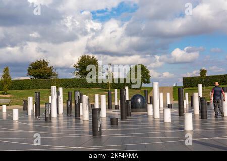 Mann, der im September durch die Milton Keynes Rose im Campbell Park in Milton Keynes, Buckinghamshire, Großbritannien, spaziert Stockfoto