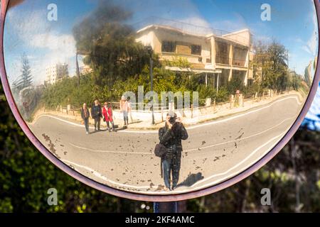 Der Bezirk Varosha (Kapalı Maraş) in Famagusta, Gazimağusa (Zypern) war zwischen 1970 und 1974 eines der beliebtesten Reiseziele der Welt. Seine griechisch-zyprischen Einwohner flohen während der türkischen Invasion Zyperns im Jahr 1974, als die Stadt Famagusta unter türkische Kontrolle kam. Seitdem ist es verlassen geblieben und die Gebäude sind verfallen Stockfoto