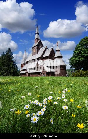 Die Gustav-Adolf-Stabkirche ist eine Stabkirche im Goslarer Stadtteil Hahnenklee-Bockswiese im Harz. Der Bau ist eine freie Ausbildung der Stabkirche Stockfoto