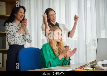 Freudig aufgeregtes Geschäftsteam feiert Erfolg des Start-up-Projekts Stockfoto