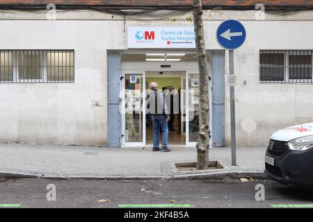 Krankenhaus. Klinik. Notaufnahme mit Ärzten und Krankenschwestern in der Stadt Madrid, in Spanien. Europa. Kranke Menschen, die das Gebäude betreten und verlassen. Stockfoto